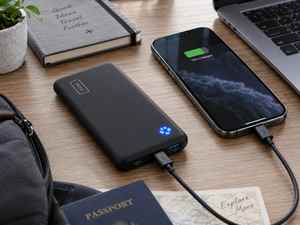 Batería externa compacta cargando un teléfono móvil, imagen ilustrativa de Maidecorate