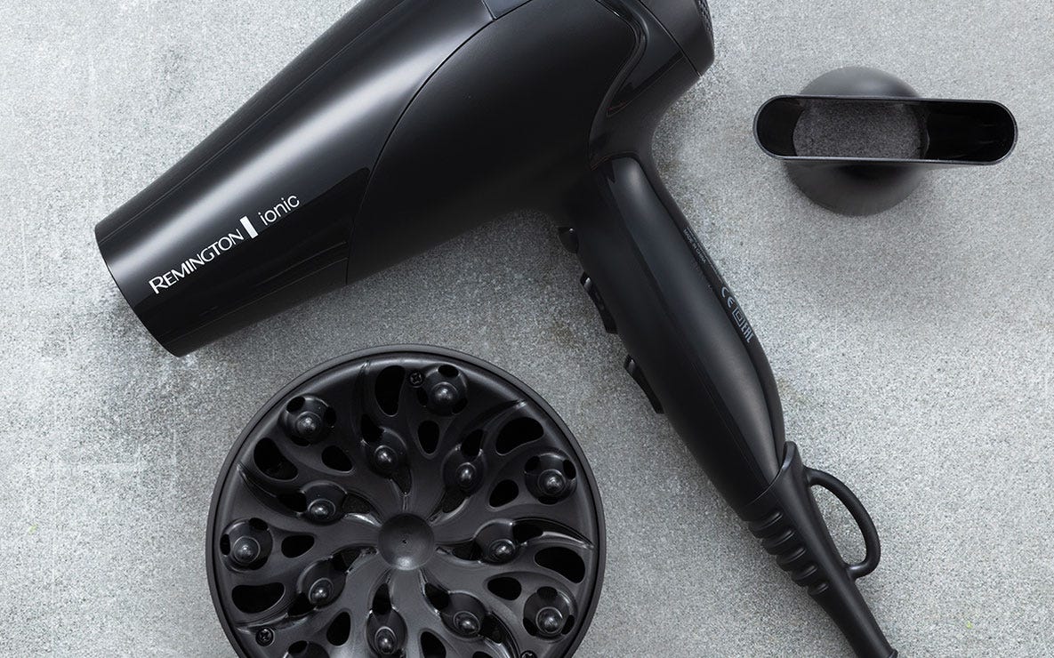 Detalle del secador Remington D3198 negro y su difusor